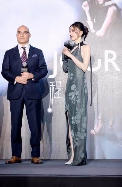 張韶涵才穿完「藕片裝」,又穿上了半透明短褲,安全褲都比它長!網友:這時尚真的難懂