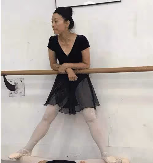 53歲李賽鳳近照曝光,瘦骨嶙峋,獨自上街無人識!網友:還不是她自己作孽