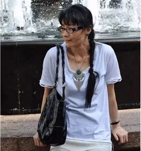 53歲李賽鳳近照曝光,瘦骨嶙峋,獨自上街無人識!網友:還不是她自己作孽