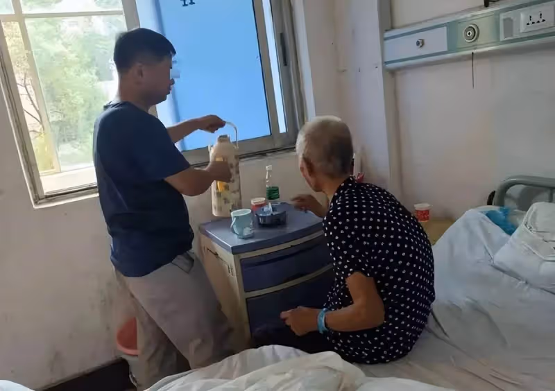 孝暖人心！52歲兒子「帶102歲母親就醫」全程溫柔抱懷裡　候診時「聽到媽媽一句話」他當場淚崩