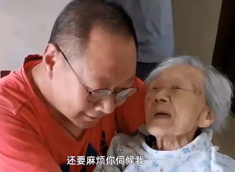 孝暖人心！52歲兒子「帶102歲母親就醫」全程溫柔抱懷裡　候診時「聽到媽媽一句話」他當場淚崩