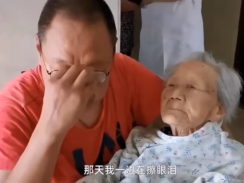 孝暖人心！52歲兒子「帶102歲母親就醫」全程溫柔抱懷裡　候診時「聽到媽媽一句話」他當場淚崩