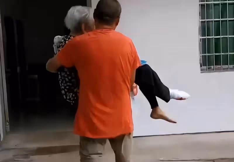 孝暖人心！52歲兒子「帶102歲母親就醫」全程溫柔抱懷裡　候診時「聽到媽媽一句話」他當場淚崩