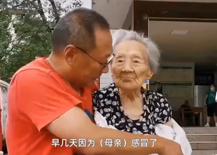 孝暖人心！52歲兒子「帶102歲母親就醫」全程溫柔抱懷裡　候診時「聽到媽媽一句話」他當場淚崩