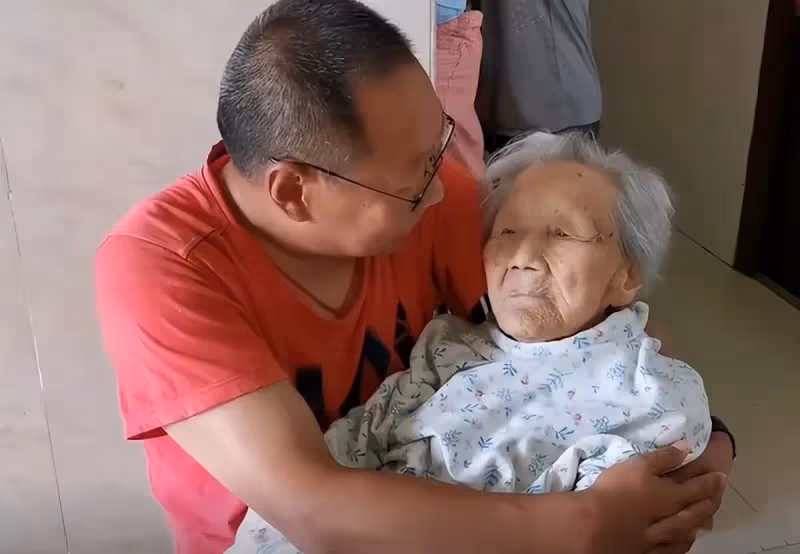 孝暖人心！52歲兒子「帶102歲母親就醫」全程溫柔抱懷裡　候診時「聽到媽媽一句話」他當場淚崩