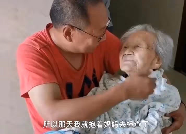 孝暖人心！52歲兒子「帶102歲母親就醫」全程溫柔抱懷裡　候診時「聽到媽媽一句話」他當場淚崩