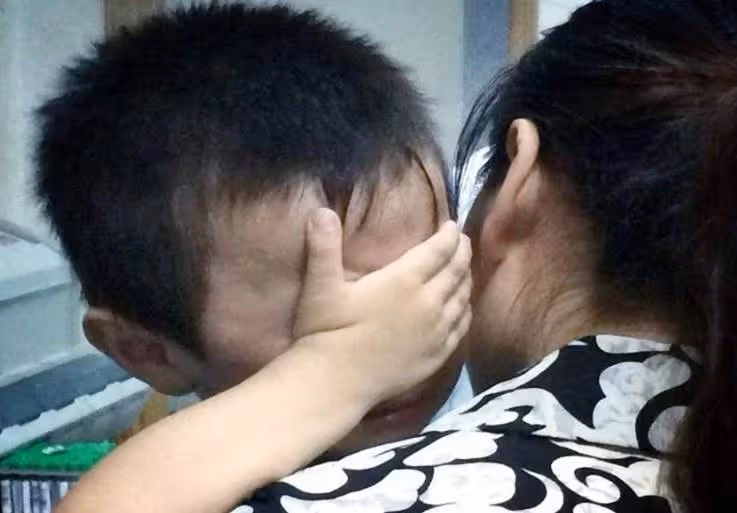 孝暖人心！52歲兒子「帶102歲母親就醫」全程溫柔抱懷裡　候診時「聽到媽媽一句話」他當場淚崩
