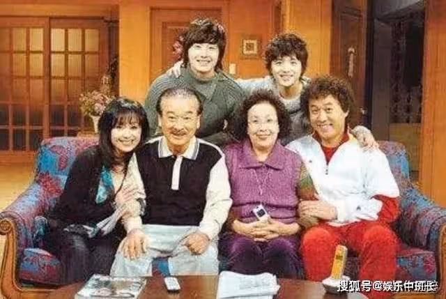 《搞笑一家人》14年後，老太太77歲還在拍戲，小個子卻逆襲成型男
