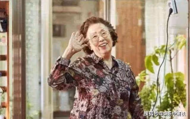 《搞笑一家人》14年後，老太太77歲還在拍戲，小個子卻逆襲成型男