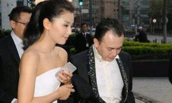 他跟劉濤相戀4年,在訂婚後卻選擇了分手,如今60歲仍是孤身一人