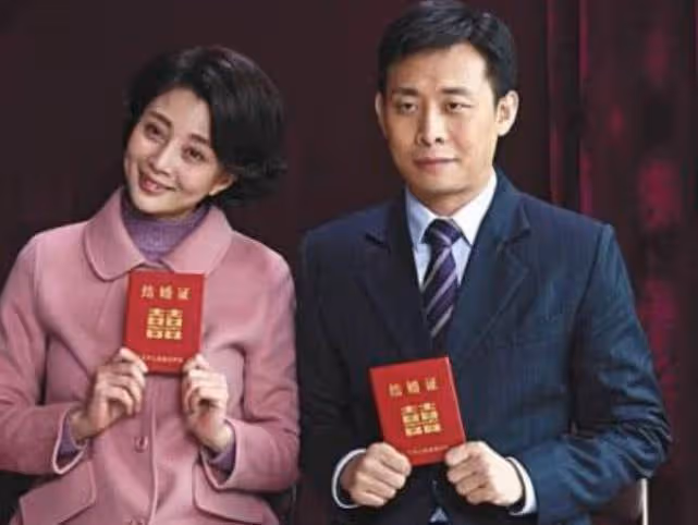 跑了10年龍套,落魄時被女友拋棄,頭婚娶二婚妻,40歲成影帝