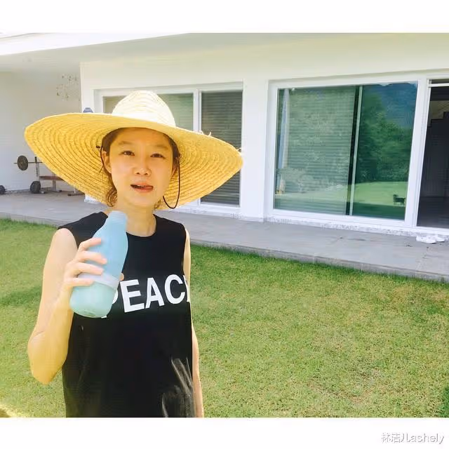 孔孝真官宣結婚了，42歲依舊零贅肉，靠一天吃6餐維持逆天好身材