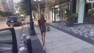 渣夫出軌 億萬富婆主持人神情恍惚赤腳街頭