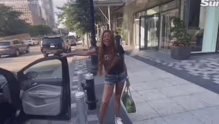 渣夫出軌 億萬富婆主持人神情恍惚赤腳街頭