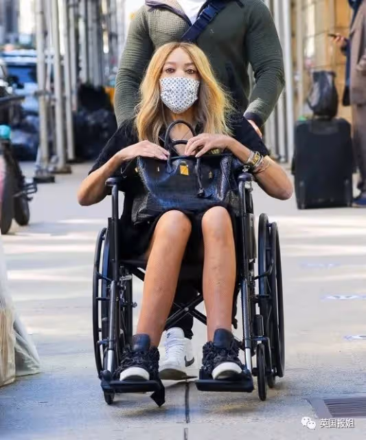 渣夫出軌 億萬富婆主持人神情恍惚赤腳街頭