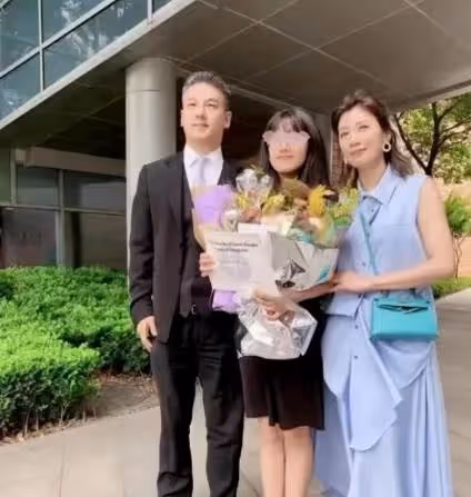 賈靜雯曬最新全家福!17歲長女顏值逆襲,穿黑色短袖比兩個妹妹美,不聲不響變成小美女了