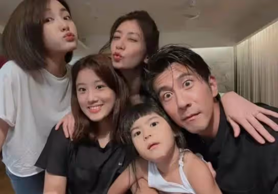 賈靜雯曬最新全家福!17歲長女顏值逆襲,穿黑色短袖比兩個妹妹美,不聲不響變成小美女了