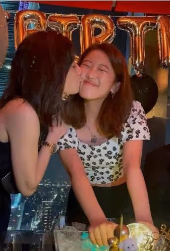 賈靜雯曬最新全家福!17歲長女顏值逆襲,穿黑色短袖比兩個妹妹美,不聲不響變成小美女了