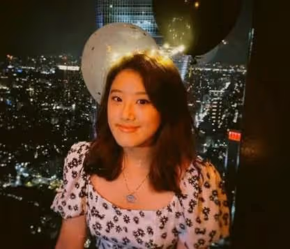 賈靜雯曬最新全家福!17歲長女顏值逆襲,穿黑色短袖比兩個妹妹美,不聲不響變成小美女了