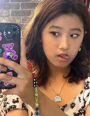 賈靜雯曬最新全家福！17歲長女顏值逆襲，穿黑色短袖比兩個妹妹美，不聲不響變成小美女了