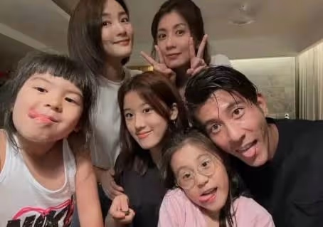 賈靜雯曬最新全家福！17歲長女顏值逆襲，穿黑色短袖比兩個妹妹美，不聲不響變成小美女了