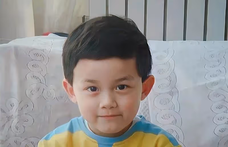等比例長大明星!吳磊五官一樣,羅雲熙復制貼上,楊洋從小臉沒變