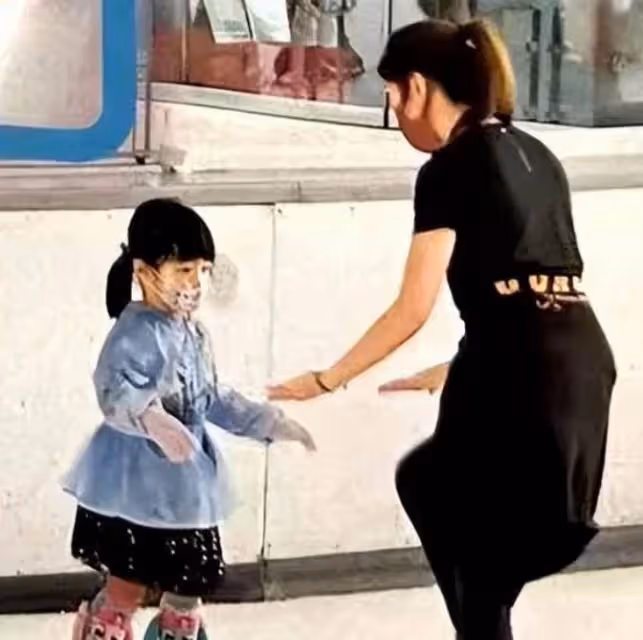 黎明4歲女兒露正臉!身穿藍裙俏皮可愛,五官神似父親,阿wing左手鉆戒成亮點