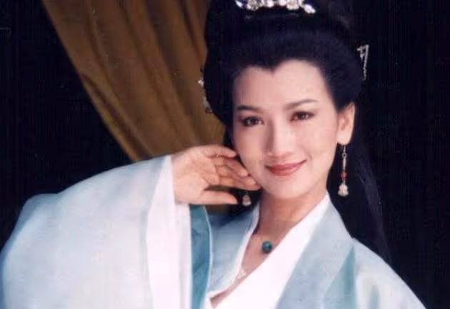 趙雅芝放棄「裝嫩」,恢復67歲該有的樣貌,這次終於變回老奶奶,網友:依舊風韻猶存
