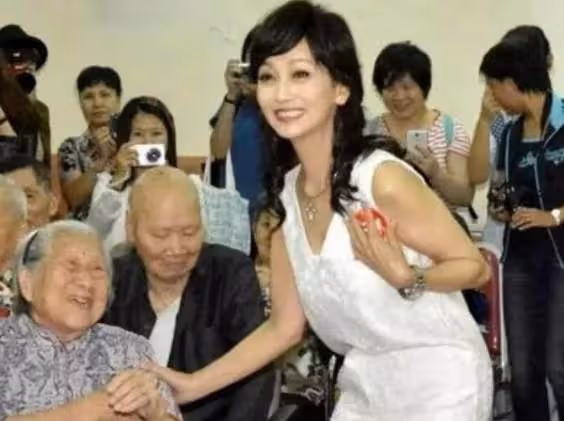 趙雅芝放棄「裝嫩」,恢復67歲該有的樣貌,這次終於變回老奶奶,網友:依舊風韻猶存