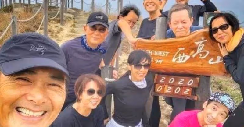 港媒曝周潤發在廖啟智出殯當天帶二人合照爬山，從清晨悼念至黃昏才回家_智叔