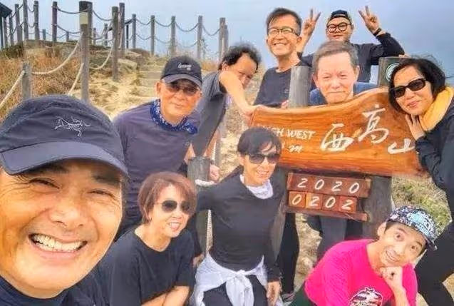 港媒曝周潤發在廖啟智出殯當天帶二人合照爬山,從清晨悼念至黃昏才回家_智叔