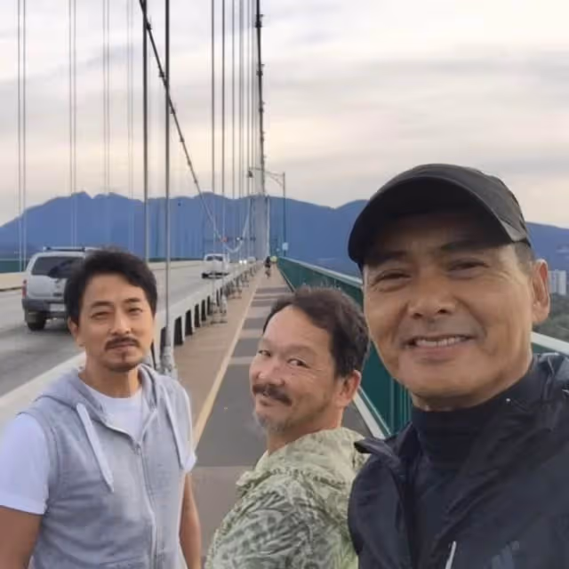 港媒曝周潤發在廖啟智出殯當天帶二人合照爬山,從清晨悼念至黃昏才回家_智叔