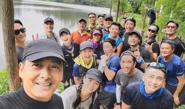 港媒曝周潤發在廖啟智出殯當天帶二人合照爬山,從清晨悼念至黃昏才回家_智叔