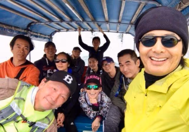 港媒曝周潤發在廖啟智出殯當天帶二人合照爬山,從清晨悼念至黃昏才回家_智叔