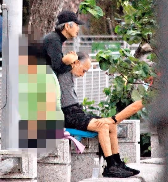 港媒曝周潤發在廖啟智出殯當天帶二人合照爬山,從清晨悼念至黃昏才回家_智叔