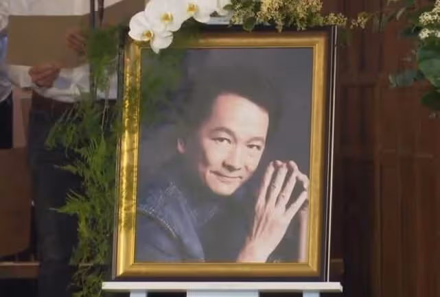 港媒曝周潤發在廖啟智出殯當天帶二人合照爬山,從清晨悼念至黃昏才回家_智叔