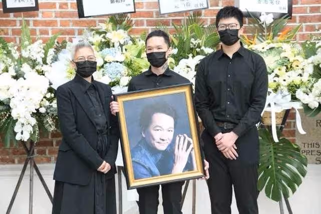 港媒曝周潤發在廖啟智出殯當天帶二人合照爬山,從清晨悼念至黃昏才回家_智叔