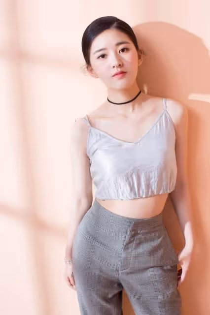 有一種「反差」叫做趙露思!看到天使面孔下的「螞蟻腰」,小腹平坦少女感十足,網友:我羨慕了