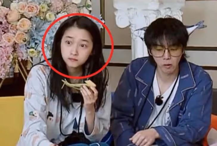 都是剛起床素顏錄製，鞠婧禕遇到關曉彤：差距全都寫臉上了