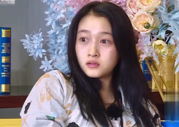 都是剛起床素顏錄製，鞠婧禕遇到關曉彤：差距全都寫臉上了