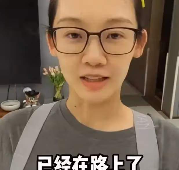苗苗曬老公鄭愷回家vlog,一家團聚畫面超有愛,Ana見爸爸笑不停
