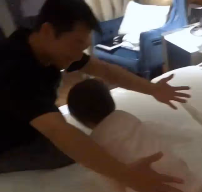 苗苗曬老公鄭愷回家vlog,一家團聚畫面超有愛,Ana見爸爸笑不停