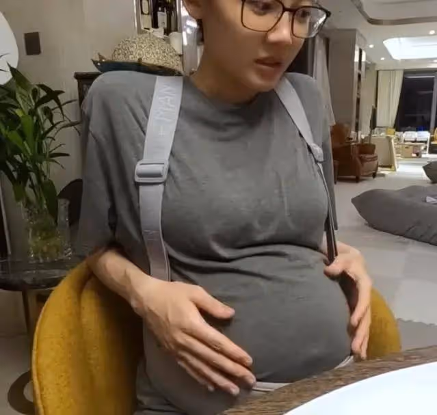 苗苗曬老公鄭愷回家vlog，一家團聚畫面超有愛，Ana見爸爸笑不停