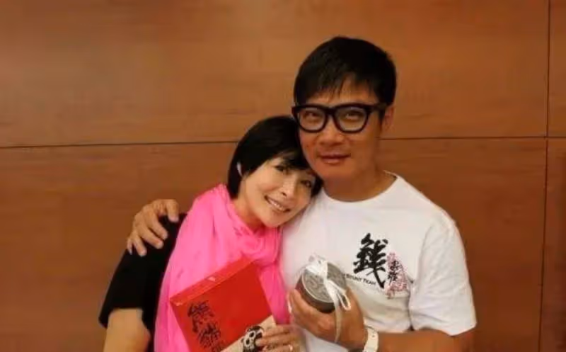 TVB綠葉自曝為初戀男友「擋刀」留長疤, 老公當場吃醋:我不信