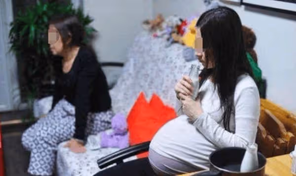 弟媳即將臨盆,媽媽嫌棄不刷浴室!小姑受不了「站出來護著弟媳」媽媽都不敢再回話,就默默離開現場