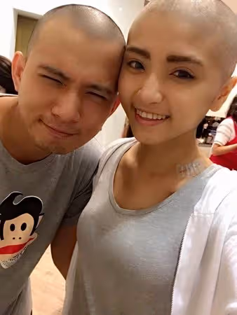 25歲的她懷孕5月突罹癌3期,因化療剃髮,而老公居然...感人故事讓許多網友哭了