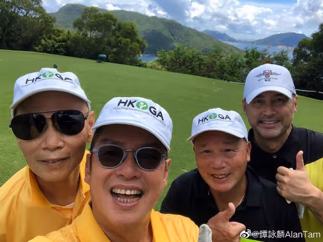 譚詠麟跟友人打高爾夫,王敏德罕見露面,雙鬢斑白滿臉絡腮鬍