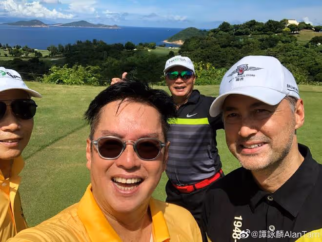 譚詠麟跟友人打高爾夫,王敏德罕見露面,雙鬢斑白滿臉絡腮鬍