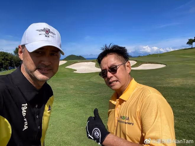 譚詠麟跟友人打高爾夫,王敏德罕見露面,雙鬢斑白滿臉絡腮鬍