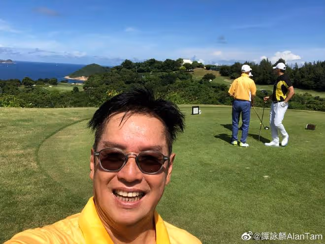 譚詠麟跟友人打高爾夫,王敏德罕見露面,雙鬢斑白滿臉絡腮鬍